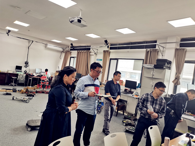 自信学院开展实验室安全检查1_副本.jpg 自信学院开展实验室安全检查1_副本.jpg