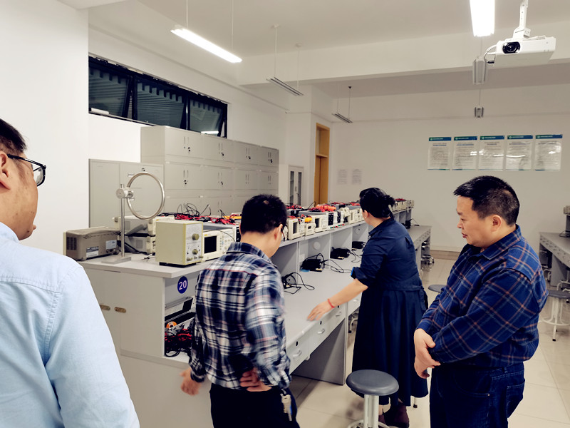 自信学院开展实验室安全检查2_副本.jpg 自信学院开展实验室安全检查2_副本.jpg