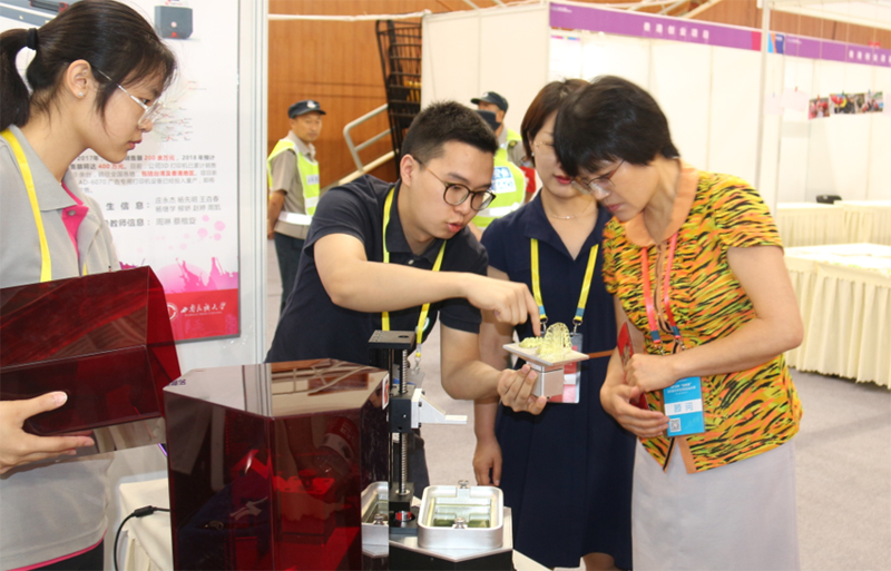 龚书记慰问学生 拷贝.jpg