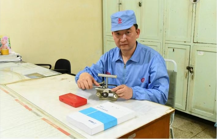 工作中的王志刚。保定市乐凯胶片股份有限公司供图