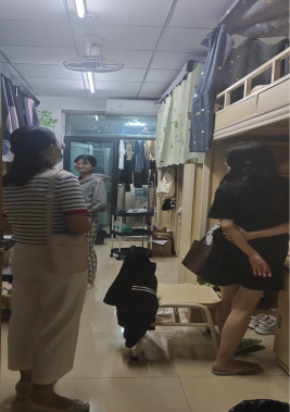 自信学院疫情防控工作组走访学生寝室.png