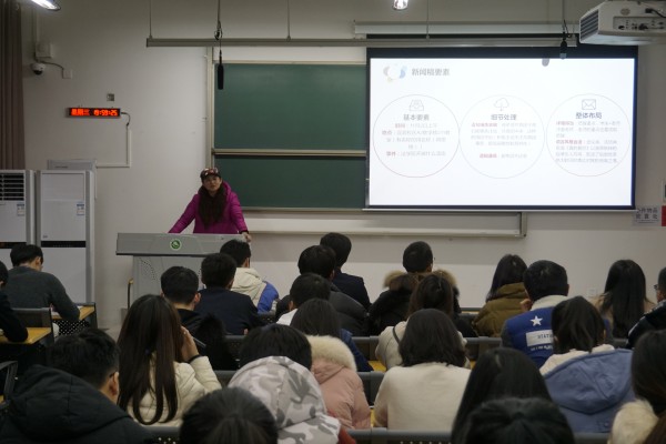 童静老师讲话.JPG 童静老师讲话.JPG