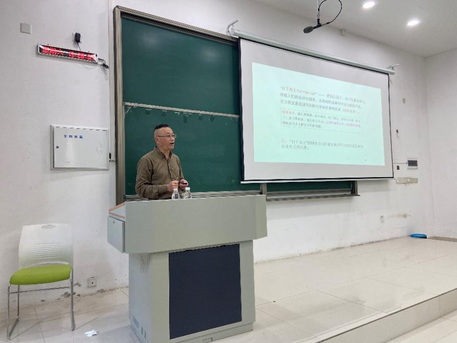 生物工程学院邀请重庆大学侯长军教授作专题讲座1.jpg