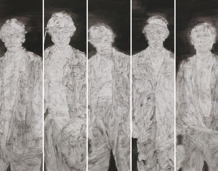 魏占胜+《矿工》+244×300cm+纸本水墨+2023+《矿工》是在“以人民为中心”的创作导向的指导下创作的,通过平凡的、朴实的人物形象来表现劳动人民的伟大与崇高。采用纪念碑式的构图,以条屏组合的方式,选择五个矿工直立并排构成画面,每一个人都像一座“丰碑”屹立在黑暗之中,共同构筑起这条肉体长城。选择用淡墨来表现主体形象,达到一种朦胧和水墨淋漓的感觉。+15923506674.jpg 魏占胜+《矿工》+244×300cm+纸本水墨+2023+《矿工》是在“以人民为中心”的创作导向的指导下创作的,通过平凡的、朴实的人物形象来表现劳动人民的伟大与崇高。采用纪念碑式的构图,以条屏组合的方式,选择五个矿工直立并排构成画面,每一个人都像一座“丰碑”屹立在黑暗之中,共同构筑起这条肉体长城。选择用淡墨来表现主体形象,达到一种朦胧和水墨淋漓的感觉。+15923506674.jpg