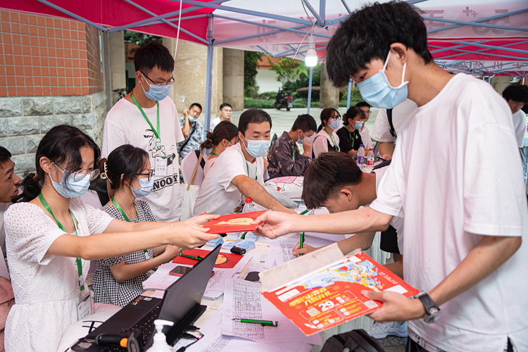 9.17 汇南校区新生报道照片杨卫迪 (8).jpg