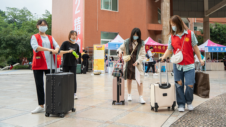9.17 汇南校区新生报道照片杨卫迪 (2).jpg