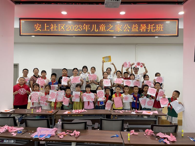 图6 剪纸课 合影留念.jpg