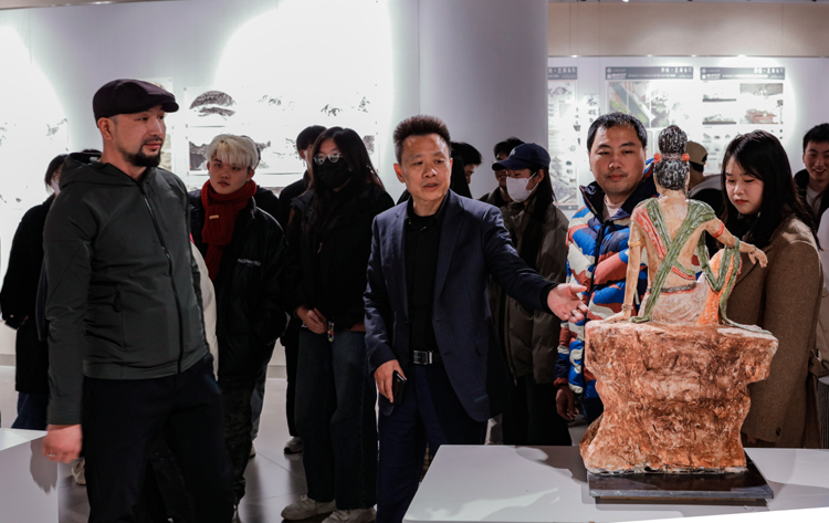 参观学生2021级专业考察写生成果展.jpg 参观学生2021级专业考察写生成果展.jpg
