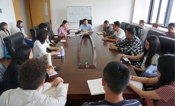 C:/Users/Administrator/Desktop/法学院新闻两则/法学院召开少数民族学生座谈会/02.jpg