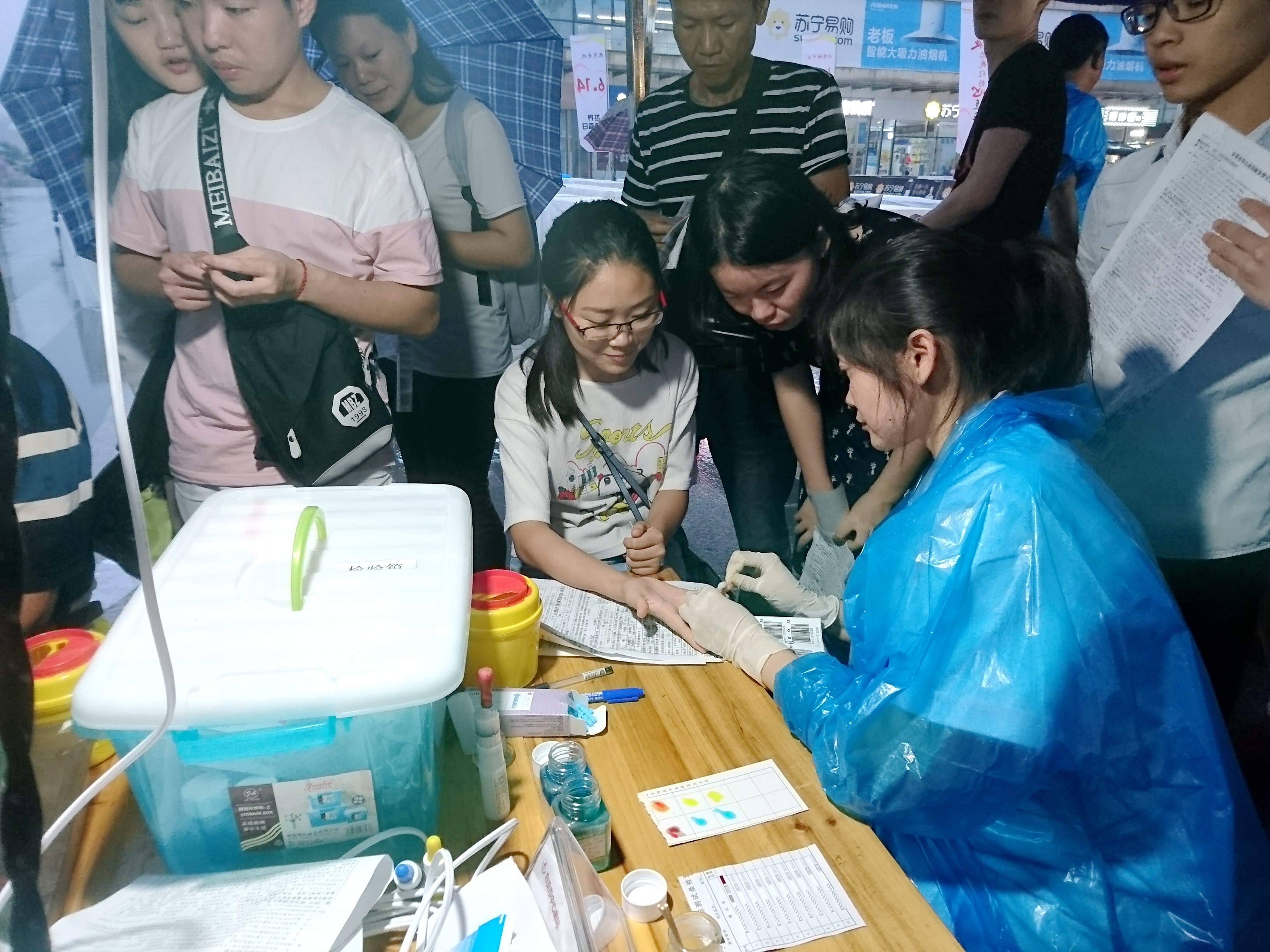 大学生周末村官积极参加无偿献血活动4.JPG