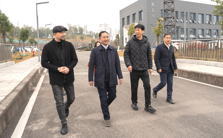 参观彩灯工厂.jpg 参观彩灯工厂.jpg