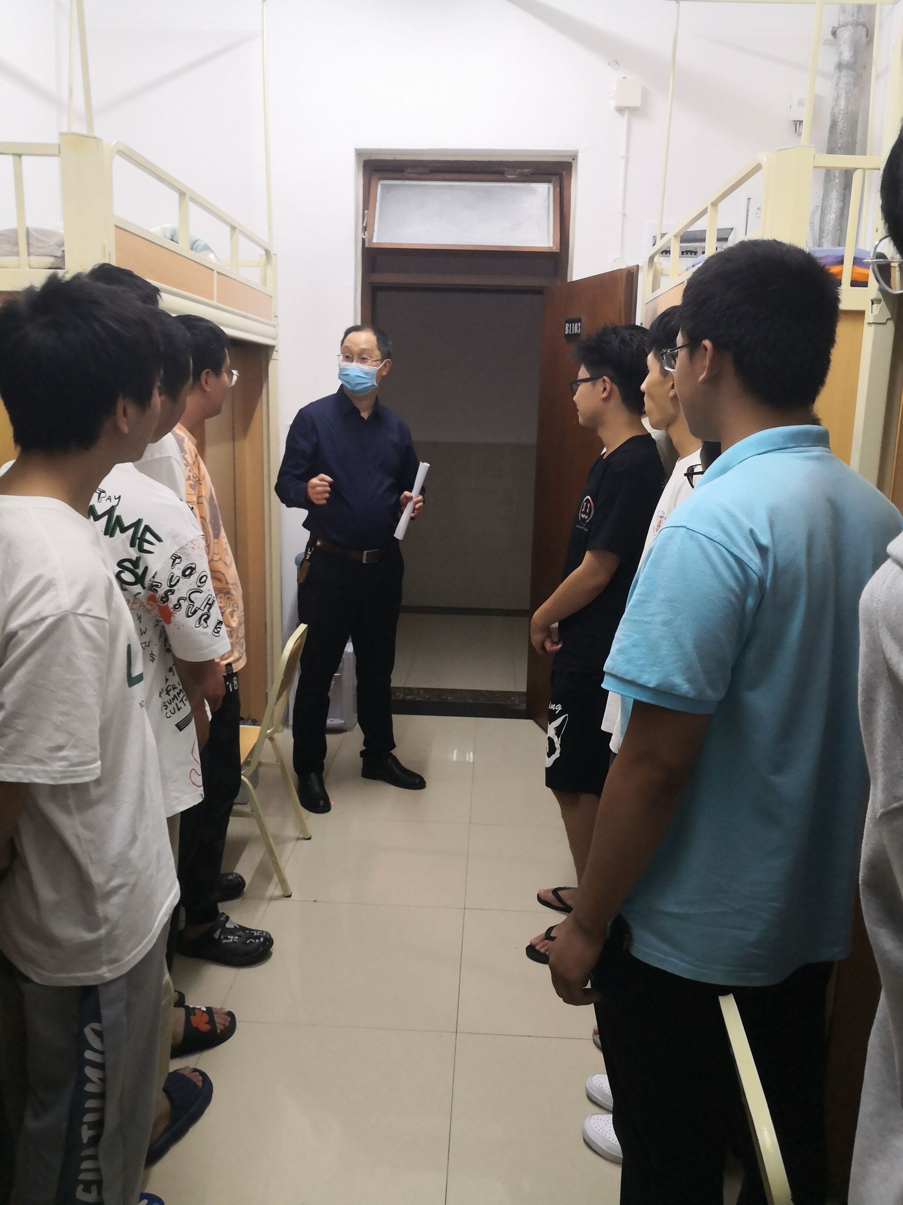 自动化与信息工程学院院长熊兴中带队走访学生寝室.jpg 自动化与信息工程学院院长熊兴中带队走访学生寝室.jpg