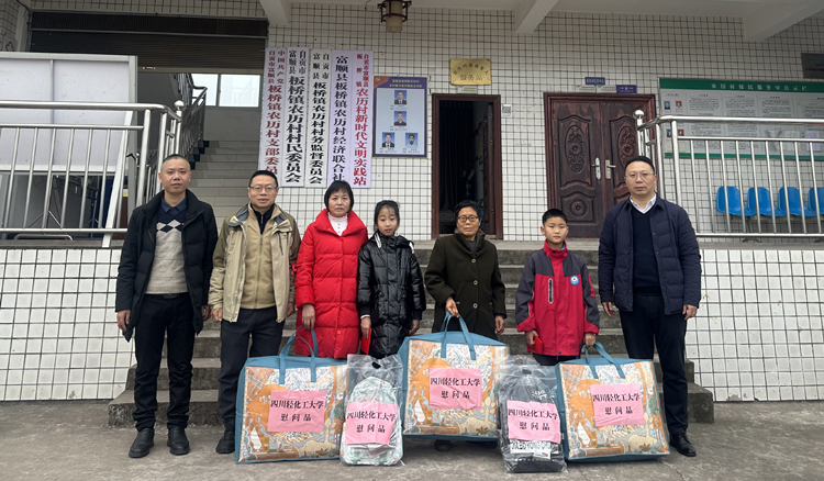 给孤儿发慰问品.jpg 给孤儿发慰问品.jpg